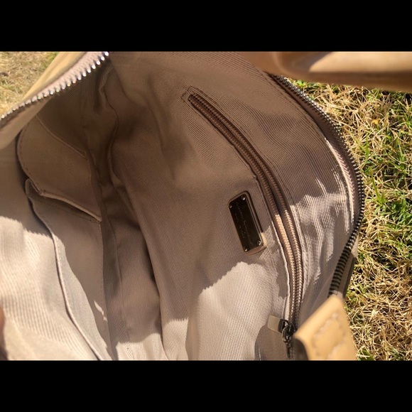 Authentic Ferragamo bag - Picture 5 of 8